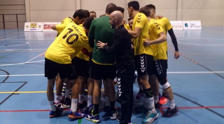 Una piña del equipo durante el encuentro del sábado. /BMS