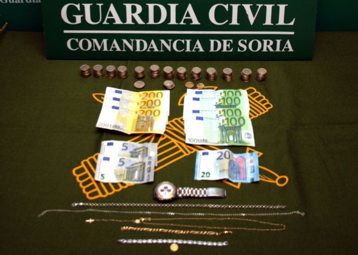 Joyas y dinero incautados a los detenidos./GC