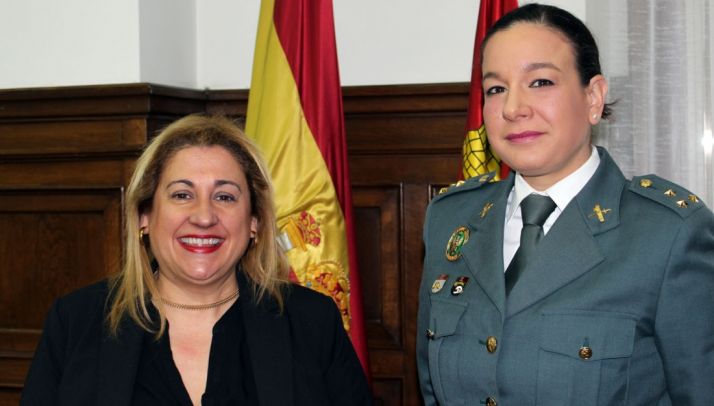 La nueva capitán, junto a la subdelegada este viernes. 