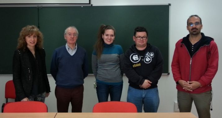 Julio Alfonso Alonso (segundo por la izquierda), coordinador del Grupo de Física de Nanoestructuras.