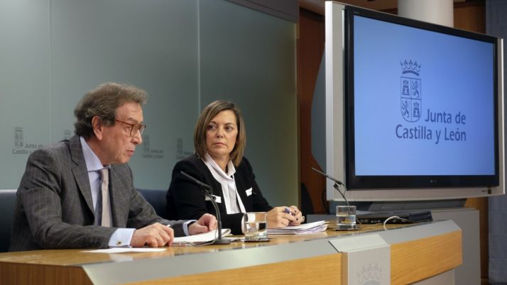 José Antonio de Santiago-Juárez, y Milagros Marcos este jueves tras el Consejo de Gobierno de la Junta. .