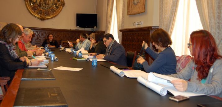 Diputados y empleados en la comisión este viernes.