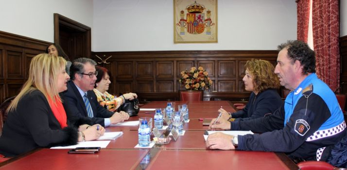 El director general (izda.) frente a la concejala. 