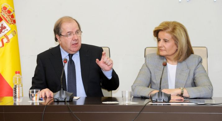 Herrera junto a la ministra Fátima Báñez. 