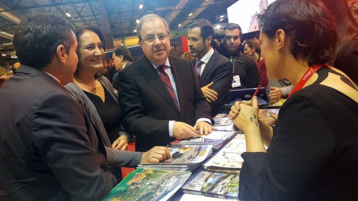 El presidente y la consejera en el espacio expositivo de Soria en Fitur este jueves. 