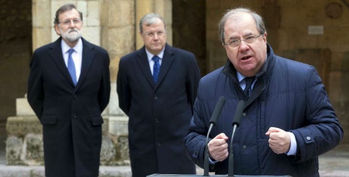 Herrera, en su discurso en León, detrás, Rajoy y el alcalde de la ciudad, Antonio Silván. 