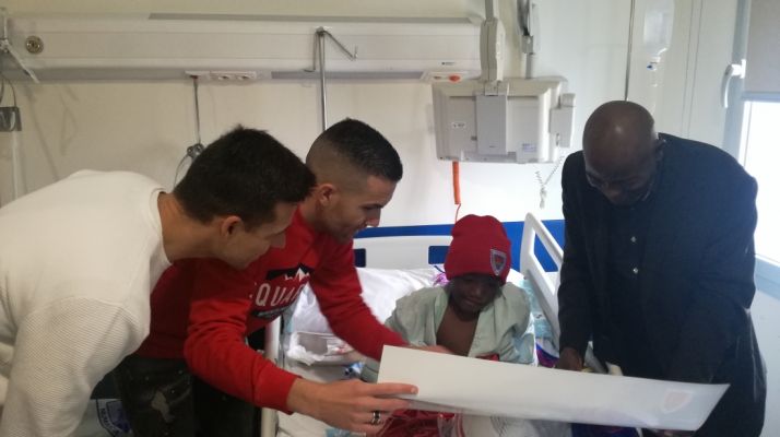 Los jugadores del Numancia visitando el Hospital.