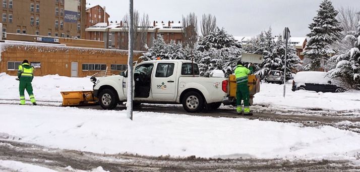 Empleados municipales ayer lunes en labores de limpieza. /Ayto.