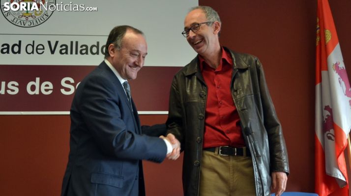 Olano, (dcha.) recibe la felicitación del rector de la UVa este viernes./SN