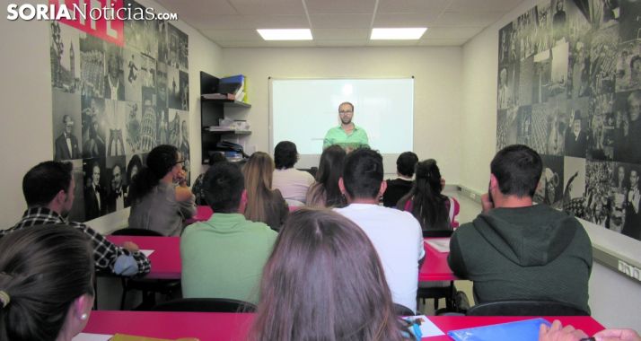 Un grupo de opositores sorianos se prepara para las pruebas. /SN