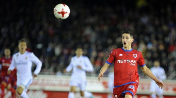 Pere Milla se dispone a controlar un balón contra el Real Madrid en Los Pajaritos. LaLiga.