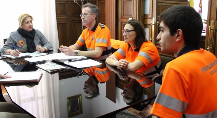 Yolanda de Gregorio, (izda.), junto a Carmelo Lucas y voluntarios de la agrupación de Golmayo. 