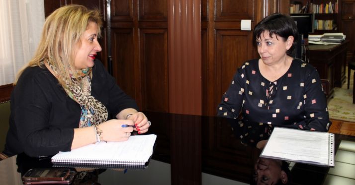 Raquel de Diego, (dcha.) con la subdelegada este lunes. 