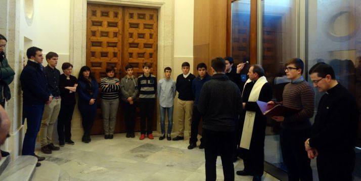 Un momento de la visita del prelado al centro. /DOS