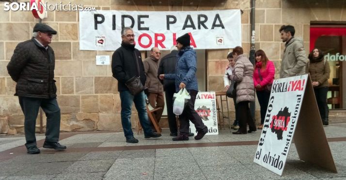 La mesa que la plaforma instalaba este sábado. /SN