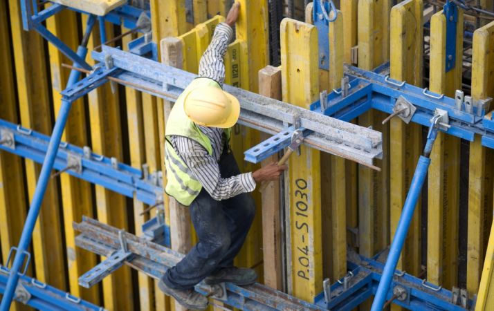 Un empleado de la construcción en una obra.