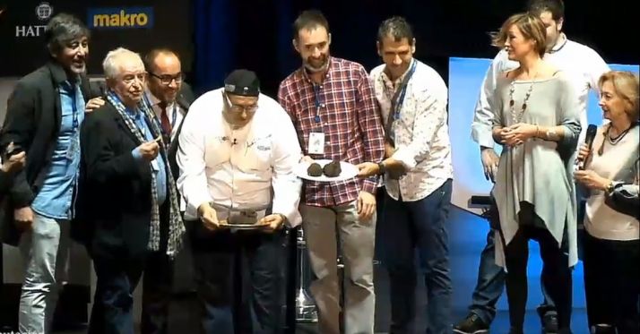 El chef, con las trufas que se lleva de Madrid Fusión.