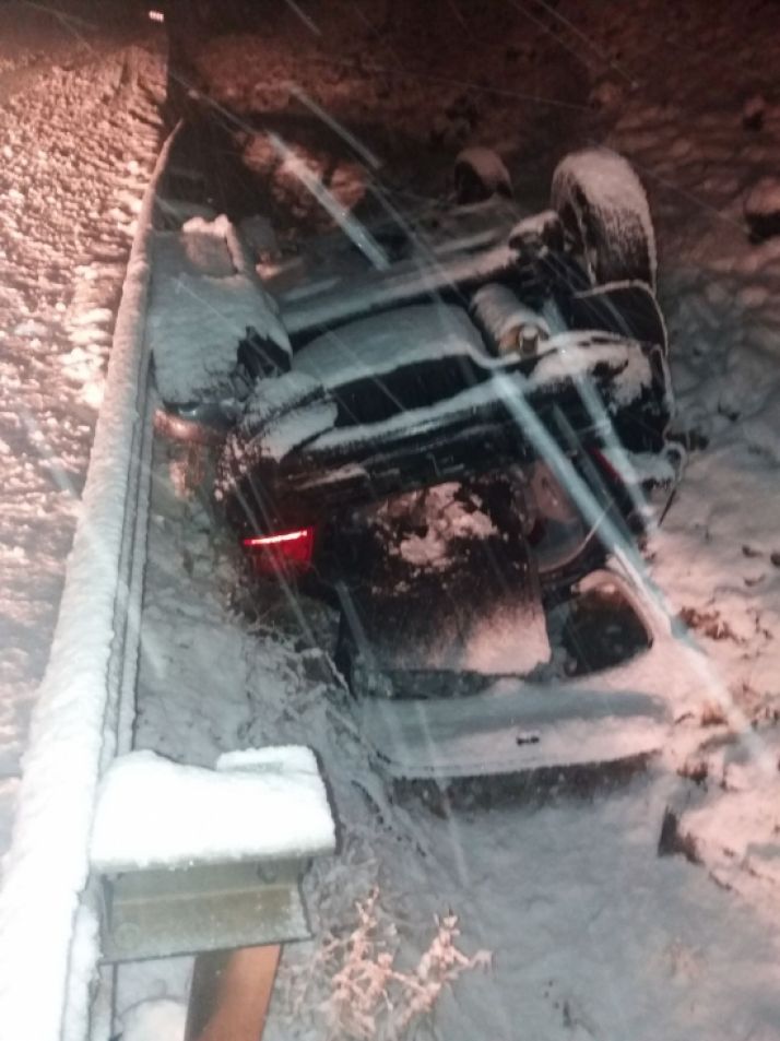 Vehículo volcado en la CL-101, en término de Ágreda.