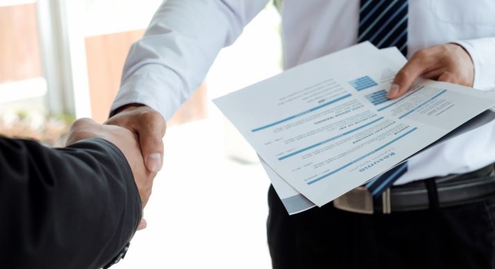 La cita, a las siete de la tarde.