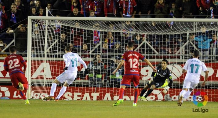 Primer penalti del encuentro. LFP