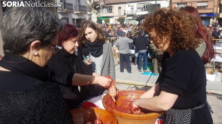 Matanza del cerdo al aire libre en San Leonardo