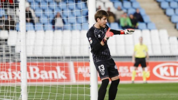 Aitor Fernández defiende la portería del Numancia en Almería. LaLiga. 