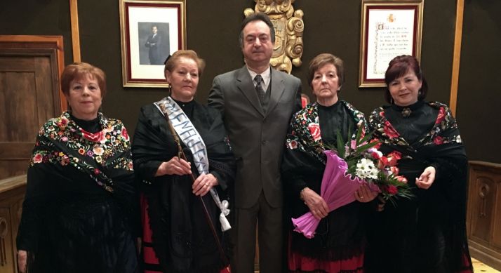 Las burgenses, en su ayuntamiento por Santa Águeda