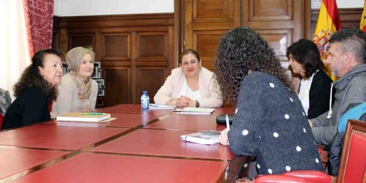 Carmen Ruiz, (izda.), Mª Cruz Garrido y Yolanda de Gregorio este miércoles. /Subdeleg.