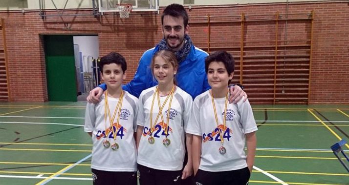 Los jóvenes badmintonianos del CBS-CS24 en Tudela de Duero. 