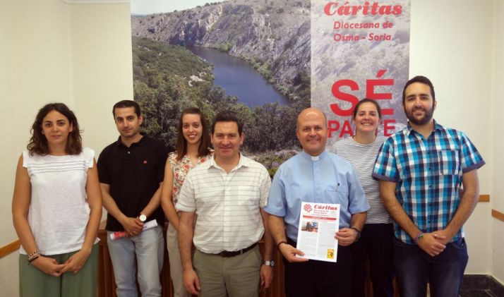 Ramírez, (2º izda.) con el equipo de Cáritas de Osma-Soria. /DOS