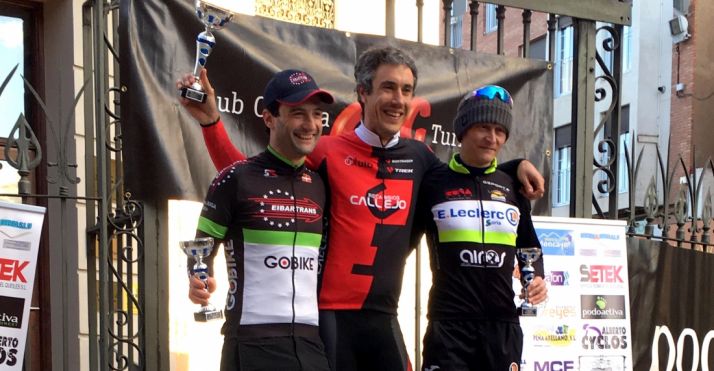 Iván de Miguel, a la derecha, tras la prueba.