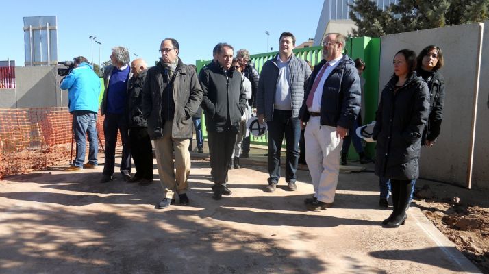 El Consejero de Educación (dcha.) en su visita a las obras. /SN