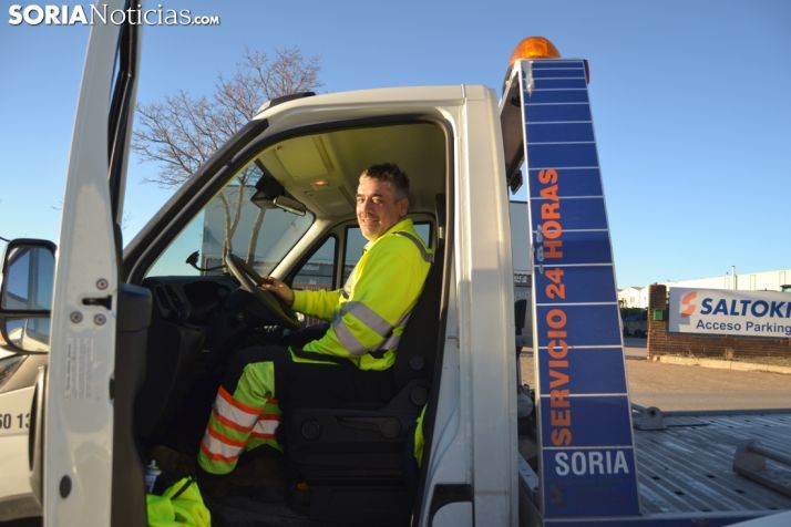 José Ángel Velasco y su grúa. 