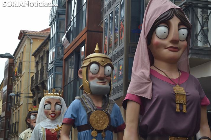 Desfile de Cabezudos en el Viernes de Carnaval soriano.