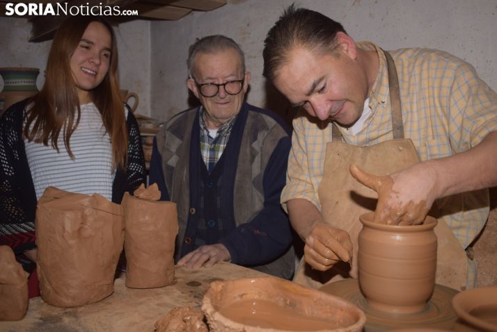 Iris y Máximo ven trabajar a Alfonso, mientras elabora una pieza. /p.v.