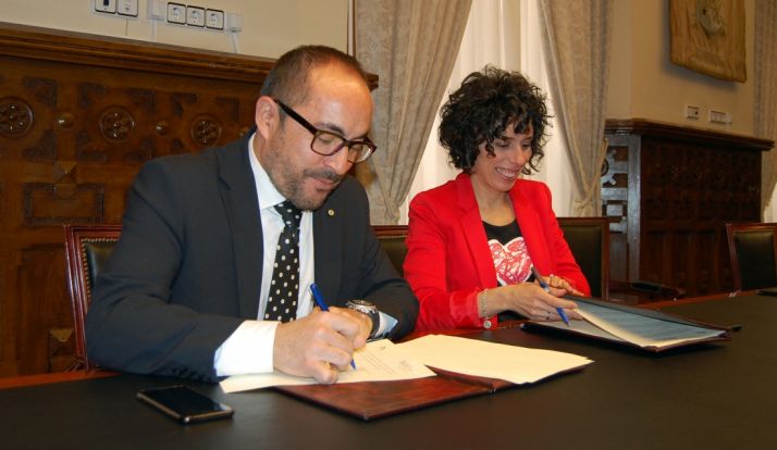 Luis Rey y Natalia Ceña rubricando el acuerdo. /Dip.