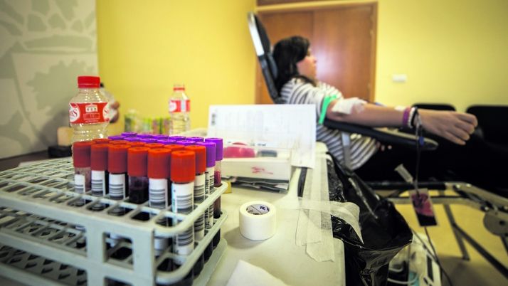 Una donante de sangre durante la extracción.