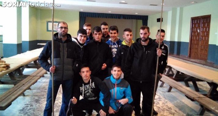 Los dos mayorales, con las varas, en el Martes de carnaval durolense. /SN