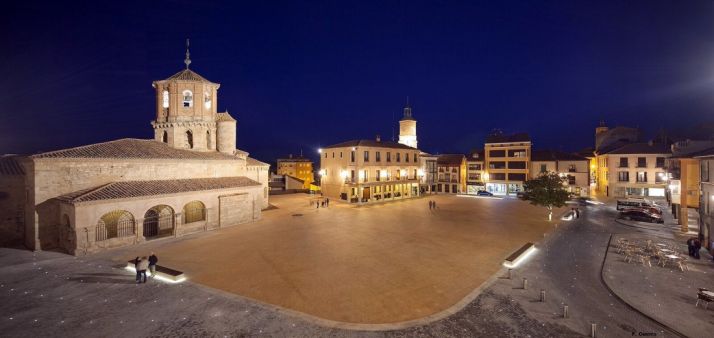 Vista nocturna de la plaza de Almazán. /Fernando Guerra