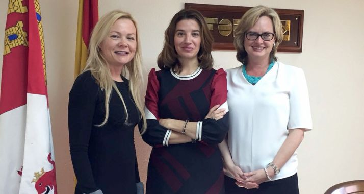 Fernández, (ctro.) junto con las dos redactoras del Financial. 