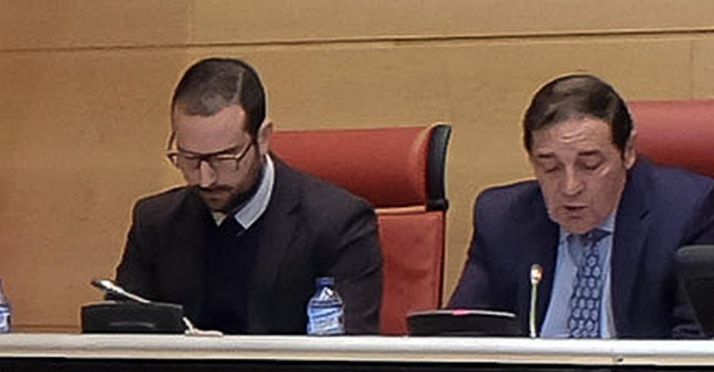 Hernández (izda.), junto al consejero Saez Aguado este lunes.