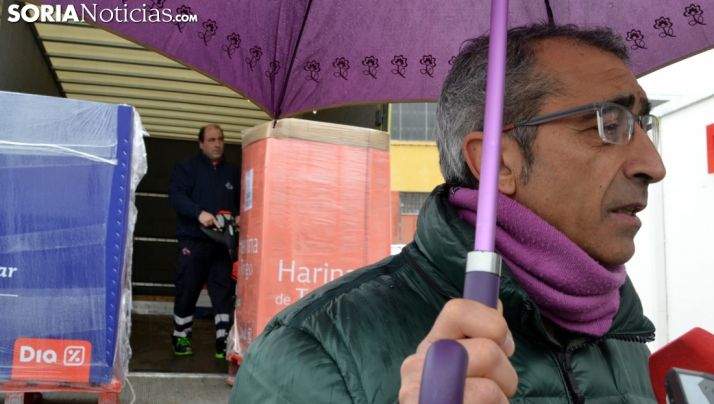 Hidalgo, con los medios informativos durante el cargamento. /SN