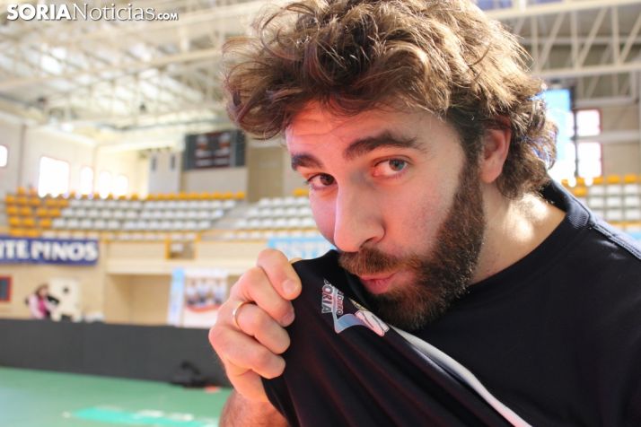 Manuel Sevillano besa el escudo del Río Duero en el Pabellón Los Pajaritos. Bernat Díez. 