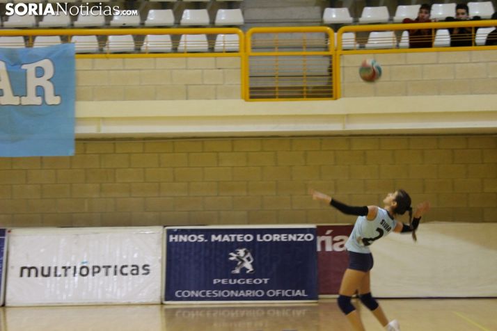 Una Cadete del Río Duero golpea un balón. Bernat Díez. 