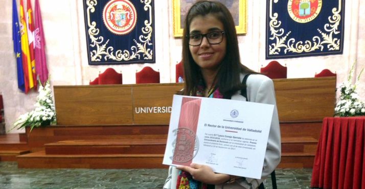 La profesora, con el documento que la acredita como premiada. /UVa