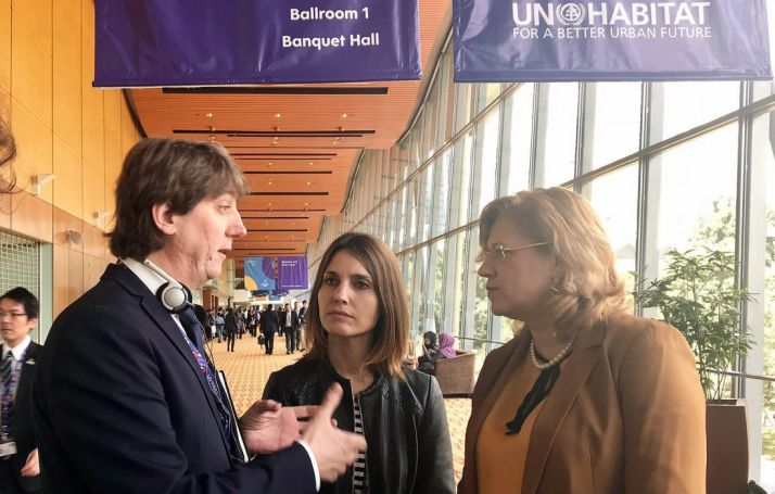 El alcalde frente a la comisaria europa, Corina Cretu. 