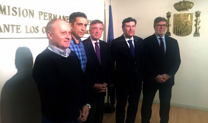 Responsables de los sindicatos (izda.) con patronal y Junta y el embajador (ctro.).