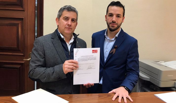 Antón y Palacín en el registro de la PNL. /PSOE