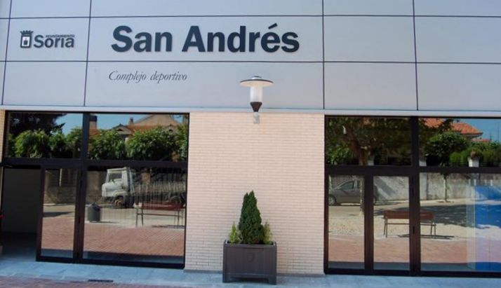 Entrada al polideportivo de San Andrés. 