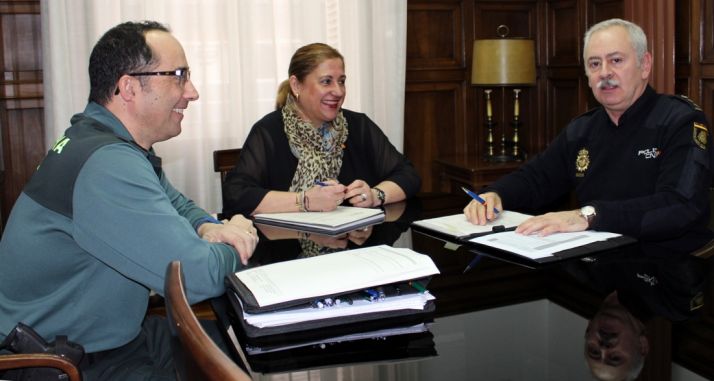 La subdelegada, entre Velarde (izda.) y Gibert. 